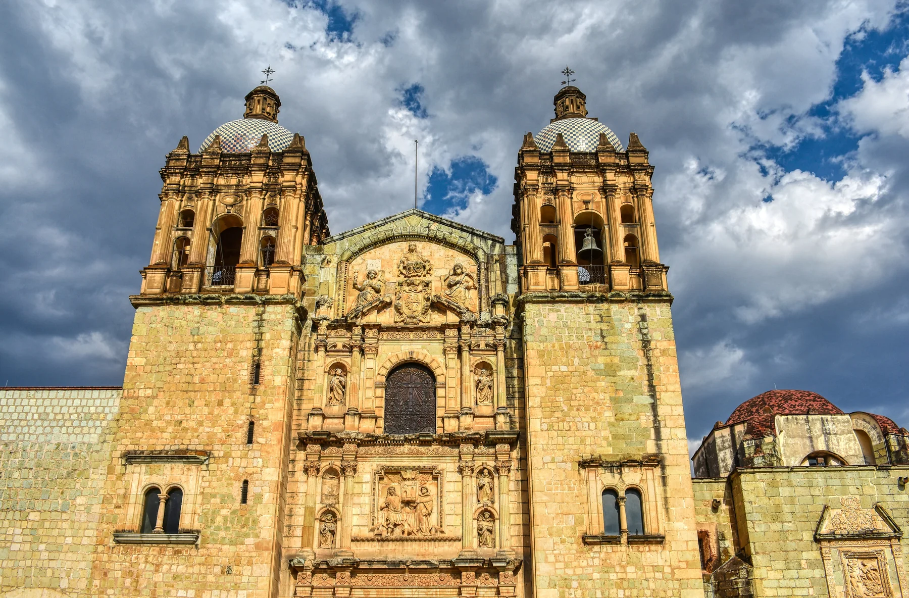Fachada del Templo de Santo Domingo en el Centro Histórico de Oaxaca